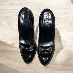 GUCCI BLACK PATENT LEATHER ROUND TOE PUMPS WITH SILVER HORSE-BIT BUCKLE 6.5